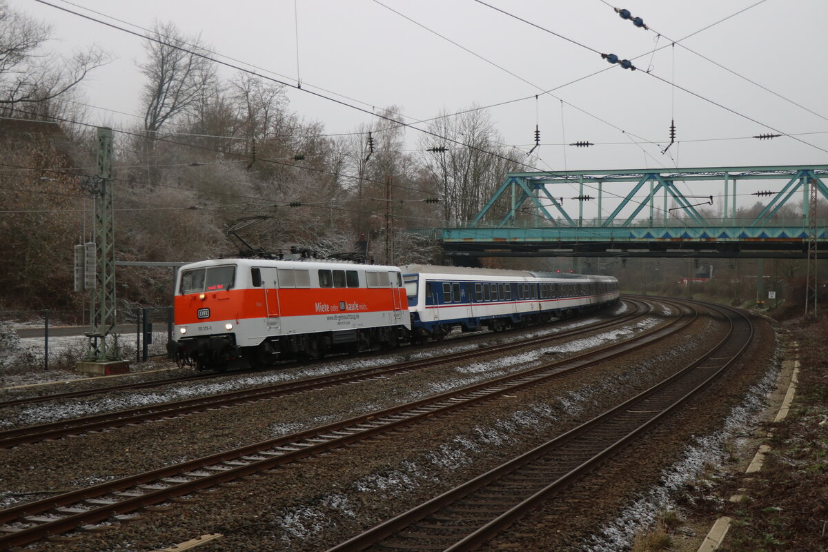 Die ultimative 111...
Schnellzuglok 111 111-1 in klassischer S-Bahn Lackierung unterwegs mit einem TRI-Verstärker RE aus Köln nach Dortmund in der Advendszeit 2022. Der Zug hat von wenigen Minuten den Mülheimer Hbf verlassen und eilt nun dem nächsten Halt in Essen entgegen. Die Aufnahme entstand am Heißener Berg am 17.12.22