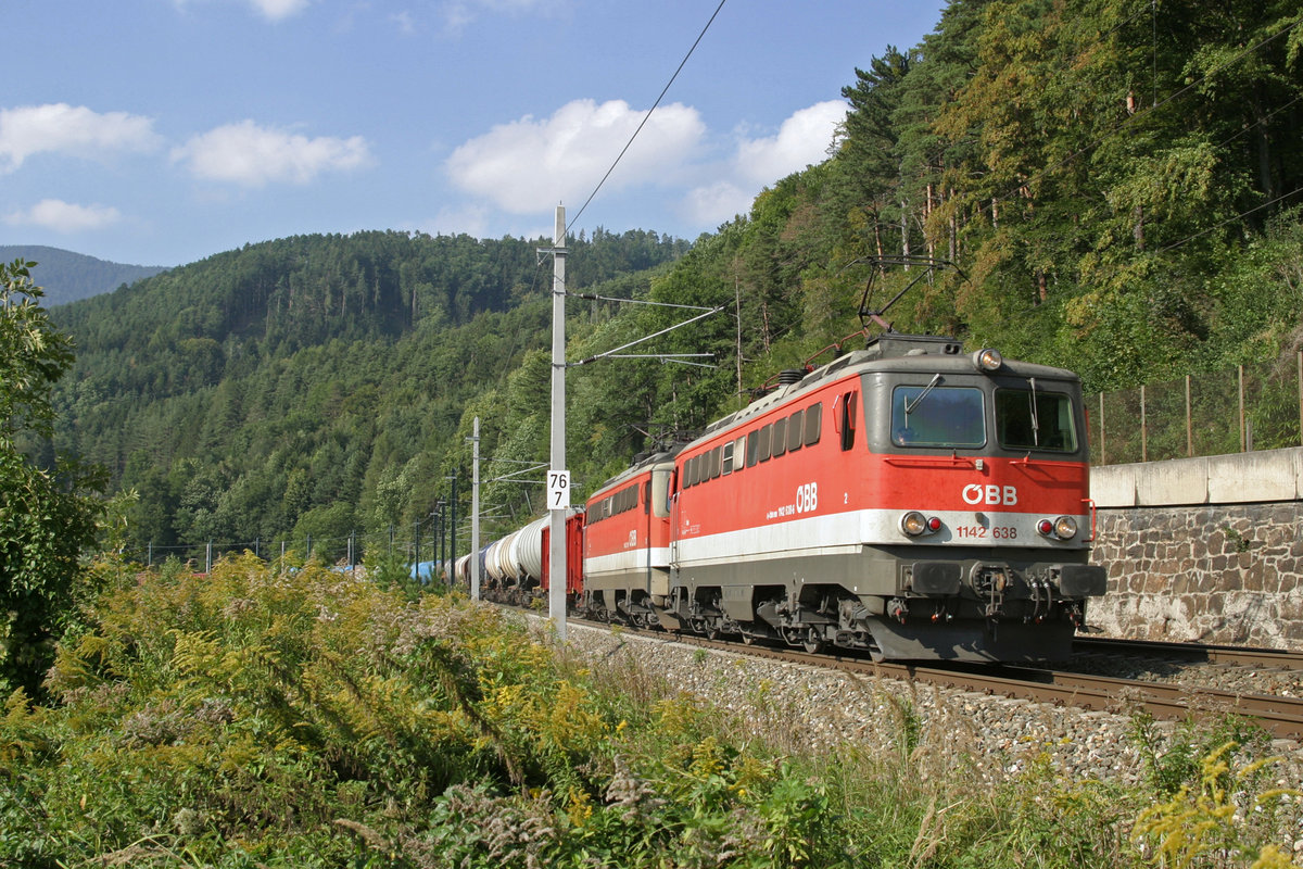 Die von der Umbauform gut zusammenpassenden 1142.638+621 fahren mit G-55072 zwischen Schlöglmühl und Gloggnitz am 15.9.16