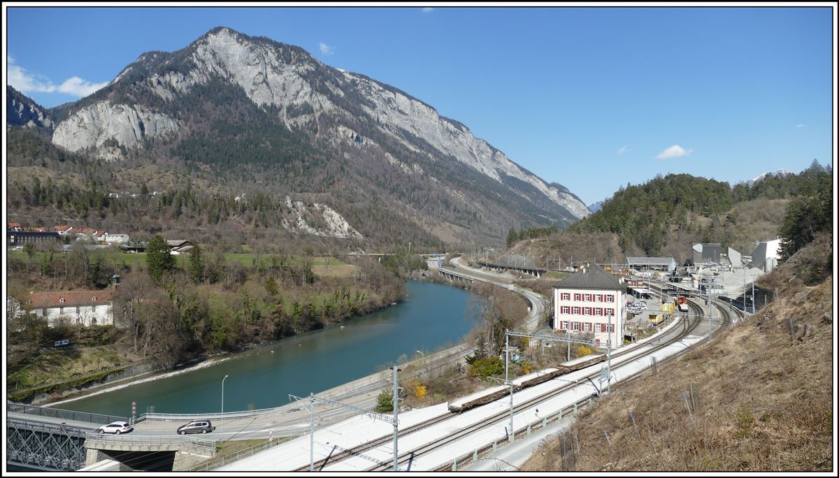 Die Umgebungsarbeiten am Bahnhof Reichenau-Tamins im Anschluss an die Hinterrheinbrücken sind fast abgeschlossen. (02.04.2020)