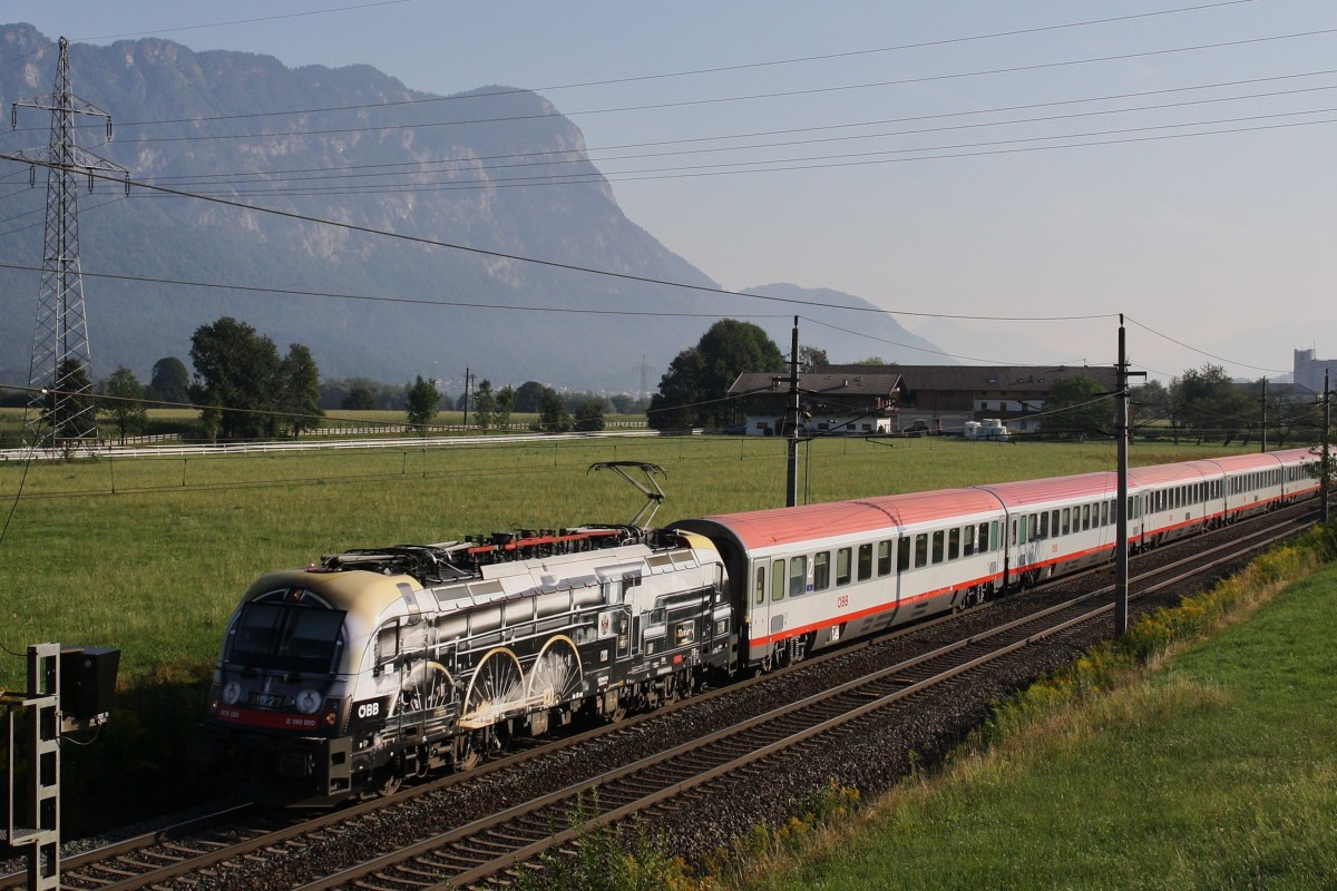 Die umgestaltete 1216 020-8 kam am 22.8.2013 mit dem EC Mnchen-Bozen durch Kirchbichl. Jetzt schaut sie von vorn wenigsten aus wie eine Dampflok!