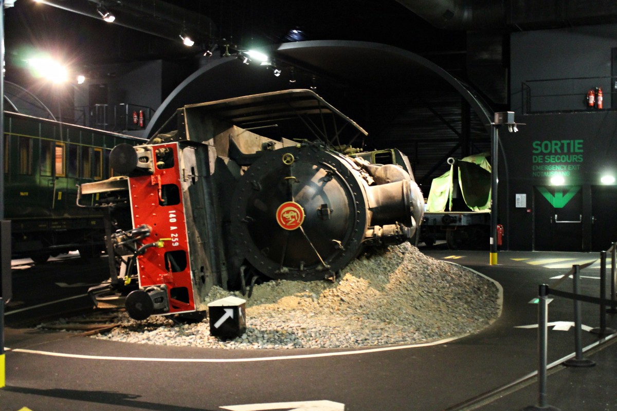 Die umgestürtzte SNCF 140 A 259 am 20.08.2014 im Museum Cité du Train in Mulhouse.