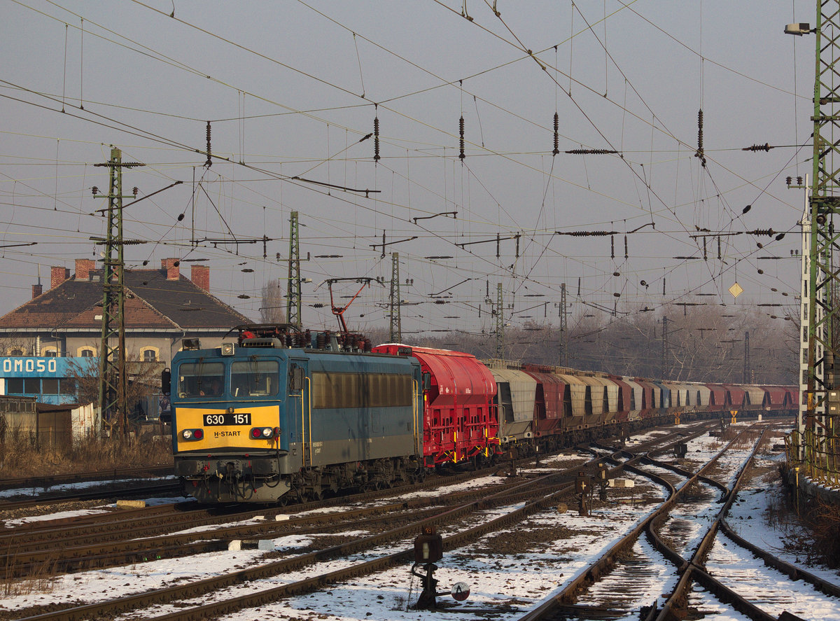Die Ungarische 630 151 war am 21.01.17 mit einem Transport vieler Güterwagen beschäftigt. Die schöne Maschine konnte von der alten Verladestation des Bahnhofes Köbanya Felsö aufgenommen werden. 