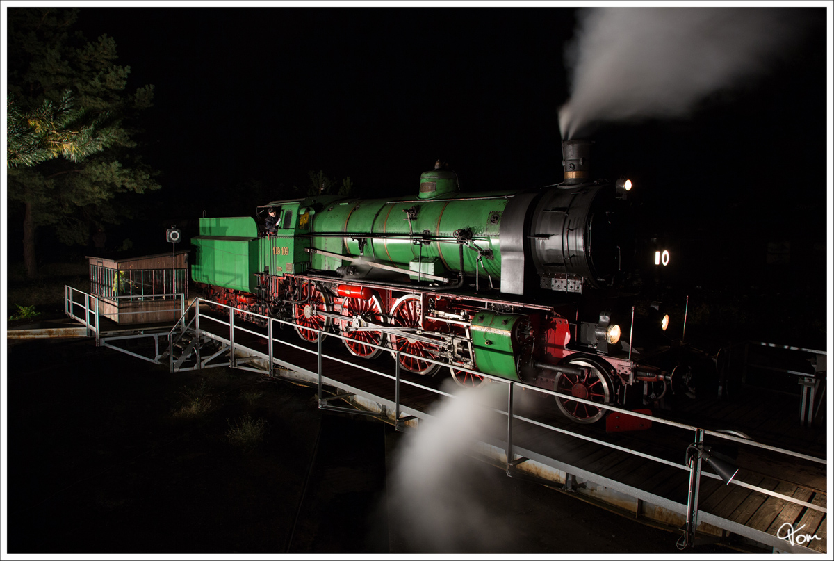 Die ungarische MAV 109 109, prsentiert sich bei der langen Nacht der Museen, auf der Drehscheibe im Eisenbahnmuseum Strasshof. 5.10.2013