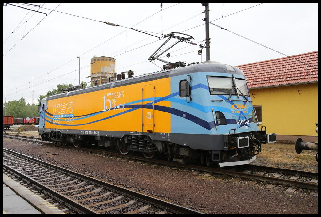 Die ungarische Privatlok CER 610102 wartete am 15.5.2019 im Grenzbahnhof Sturovo auf ihre Rückleistung nach Ungarn.