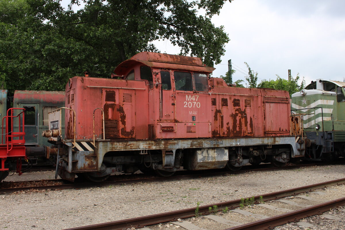 Die ungarische Reihe M47 wurde in den 70er Jahren von der rumänischen Firma FAUR in Bukarest hergestellt und bis heute sind diese Triebfahrzeuge in Ungarn im Verschubeinsatz tätig.
Am 5.6.2022 steht die M47 2070 im Bahnhistorischen Park Budapest.