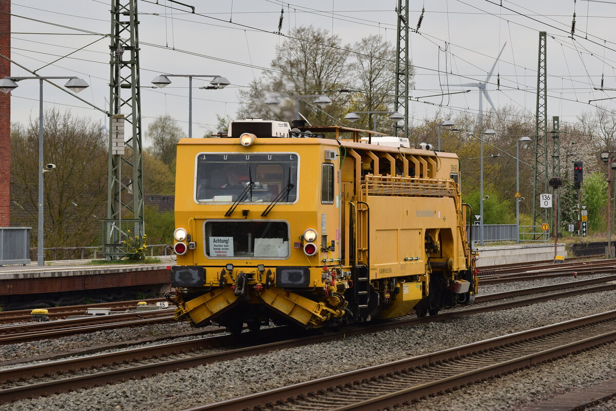 Die Universal Stopfmaschine ESM 663 fährt durch den Bahnhof Rheda Wiedenbrück in Richtung Gütersloh.

Rheda Wiedenbrück 10.04.2025