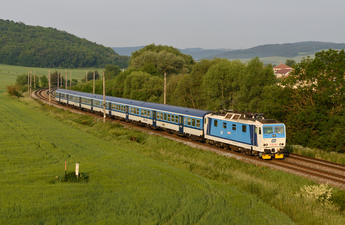 Die Universallokomotive 263 001 brachte am frühen Morgen des 28. Mai 2018 den Os 4961 von Tišnov nach Brno hl.n., und wurde von mir in Čebín fotografiert.