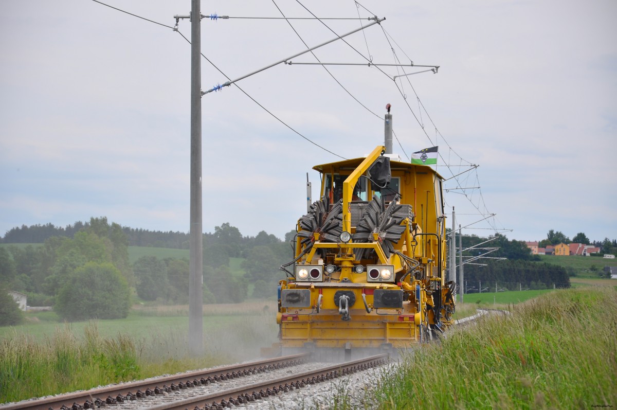 Die Universalschlotterverteil- und Planiermaschine SSP 110 SW von Plasser & Theurer ist auf ihrem Weg zwischen Stumpfenbach und Deutenhofen am 31.05.2015 inzwischen beflaggt worden. Es scheint sich um Anhänger von Borussia Mönchengladbach zu handeln.