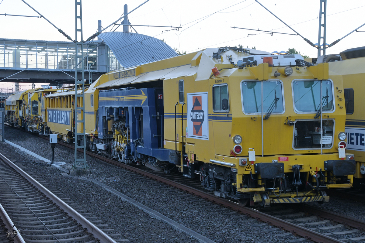 Die Universalstopfmaschine Unimat 09-32/4S Dynamic am Flughafenbahnhof in Düsseldorf. (Mai 2017)