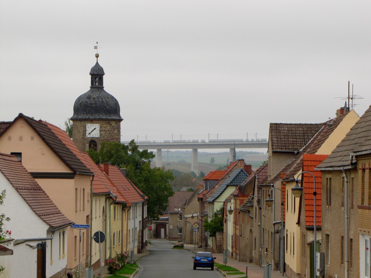 Die Unstruttalbrücke am 13.09.2014 über den Dächern von Karsdorf.