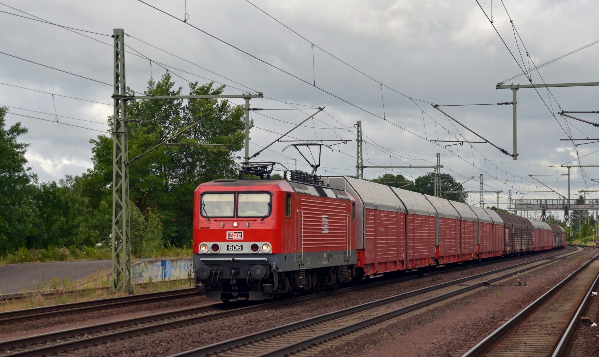 Die unter der internen Nummer 606 bei der MEG fahrenden 143 864 zog am 10.07.15 einen Autozug durch Niederndodeleben Richtung Magdeburg.