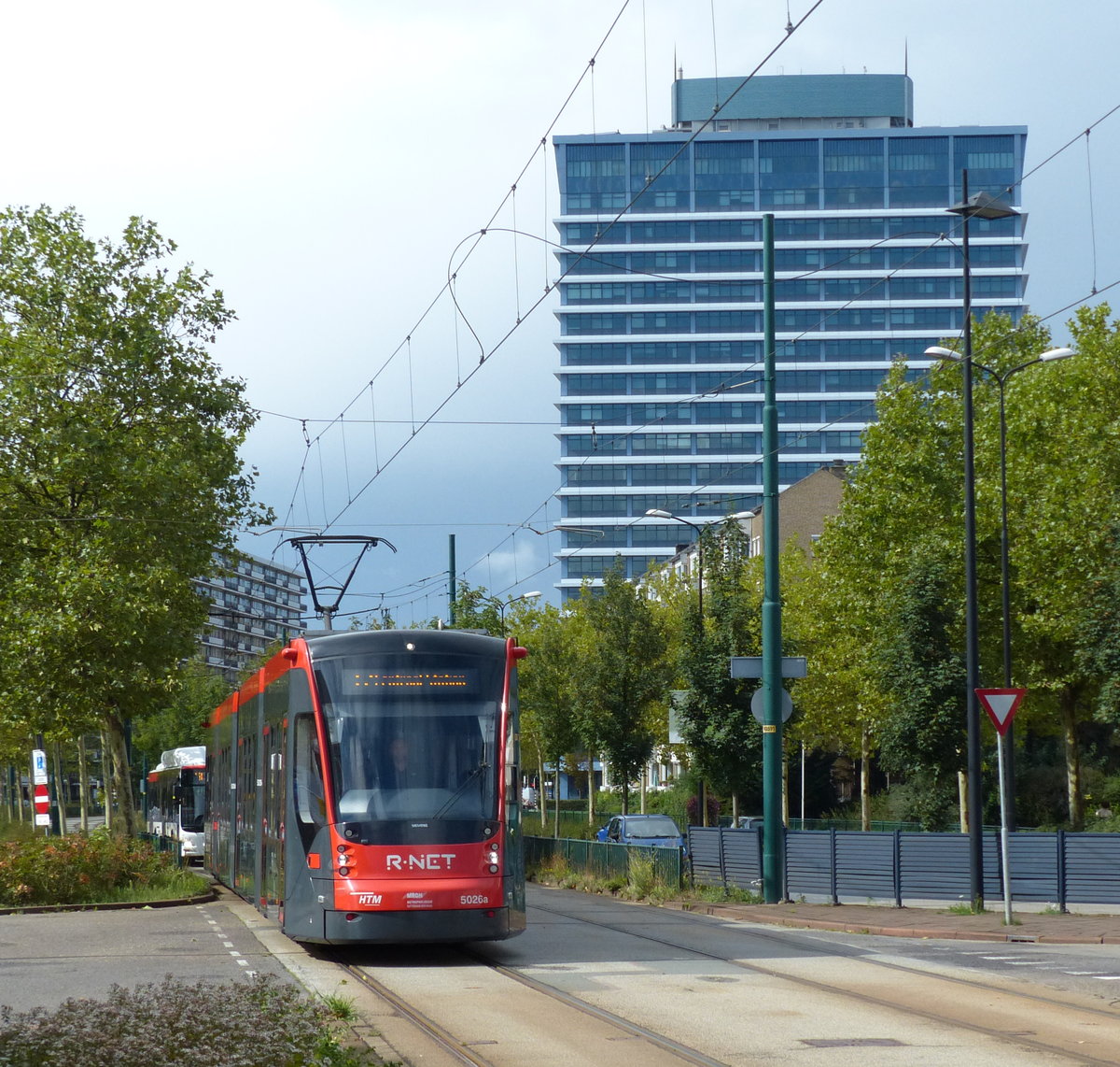 Die unter der Kreuzung liegende Bahnstation Rijswijk erlaubte mir zwar kein Foto auf der dort haltenden Züge, aber wenigstens hat sie einen Straßenbahnanschluss. Siemens Avenio Nummer 5026 in Richtung Den Haag, 25.8.2018