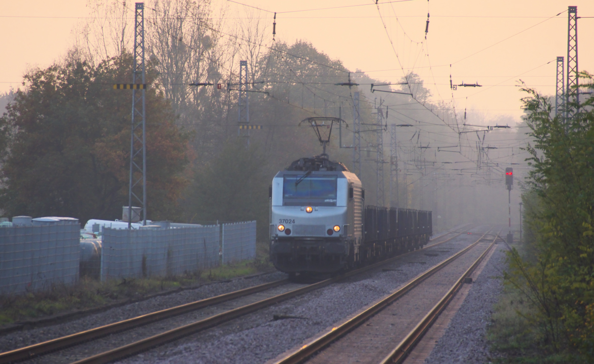 Die untergehende Abendsonne hüllte die Landschaft am Rande der Eifel in ein wundervolles Licht. Akiem 37024 bringt leere Brammenwagen aus Richtung Trier und passiert in Hetzerath das ehemalige Raiffeisengelände.Bahnstrecke 3010 Koblenz - Perl Grenze am 02.11.2014