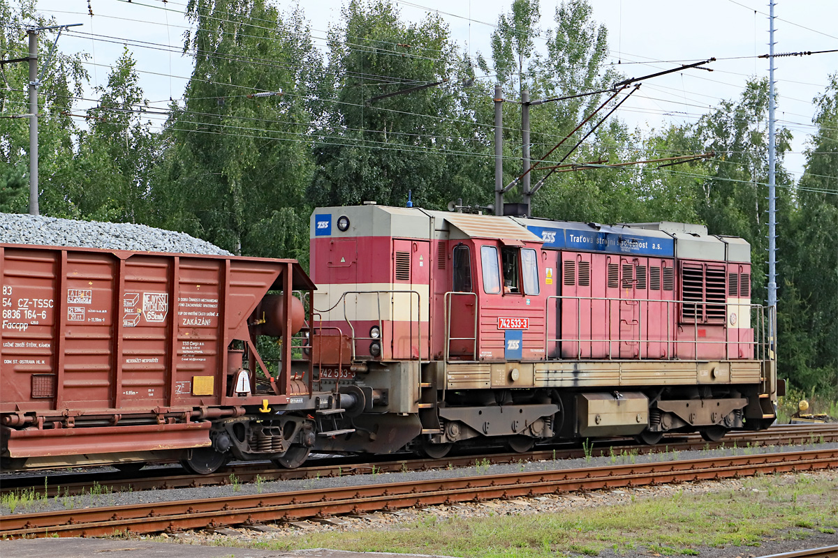 Die vom Unternehmen TSS betriebene Rangierlok 742 533-3 schiebt am 11.08.2021 einen gemischten Güterzug in den Bahnhof Nove Sedlo u Lokte, an der Spitze war übrigens eine weitere 742, die aber der CD gehörte
