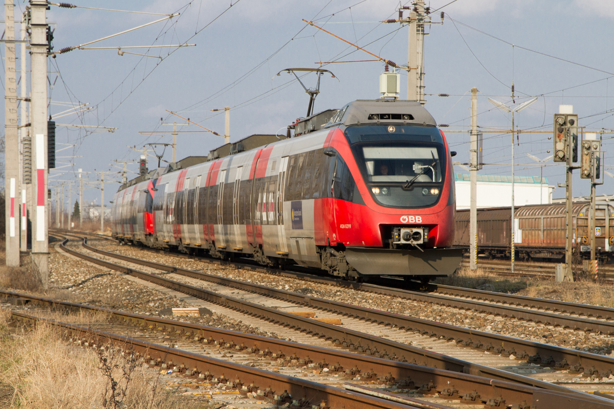Die unterschiedlichsten Fahrzeuge können am Freitag Nachmittag in Süssenbrunn beobachtet werden. Hier zwei Talenet-Triebwagen, die leer, vermutlich als Überstellzug, unterwegs waren. (27.02.2015)