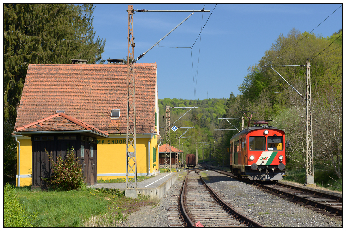 Die unterschiedlichsten Fotomöglichkeiten bietet der Bahnhof Maierdorf. Da Ferki auf der lichttechnisch richtigen Seite stand, habe ich mich für die Schattenseite entschieden. R 8602 von Bad Gleichenberg nach Feldbach am 22.4.2019 bei der Durchfahrt in Maierdorf. Der Bahnhof dürfte vermietet sein, oder sich vielleicht sogar in Privatbesitz befinden. 