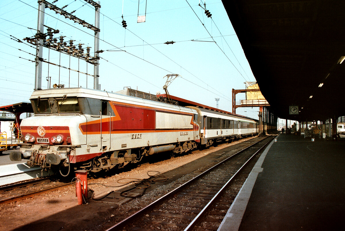 Die unverwechselbare Ellok der SNCF-Baureihe BB 15000 prägte die Eisenbahnwelt des Landes. BB 15032 war über lange Zeit eine Straßburgerin, und im dortigen Hauptbahnhof fand sie nicht nur 1983 viele Fans.
Datum: 26.10.1983