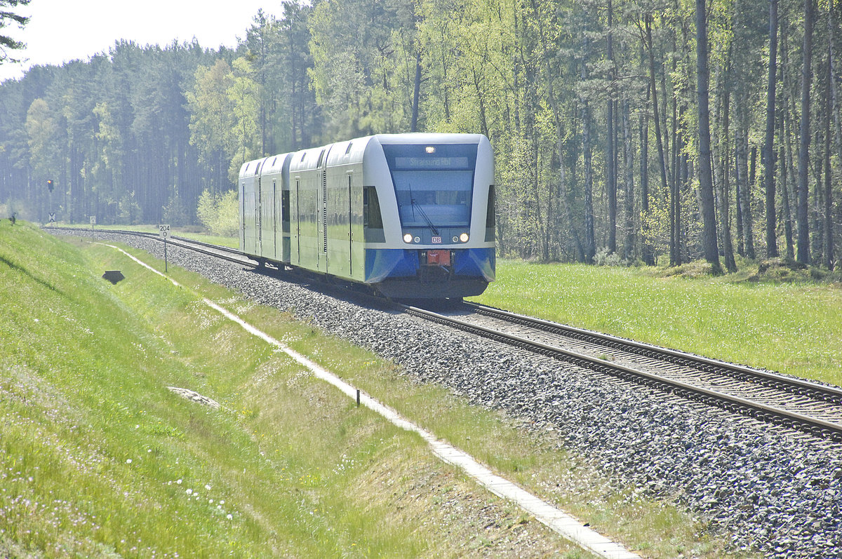 Die Usedomer Bäderbahn an der deutsch-polnischen Grenze zwischen Ahlbeck und Świnoujście (Swinemünde). Aufnahme: 8. Mai 2016.