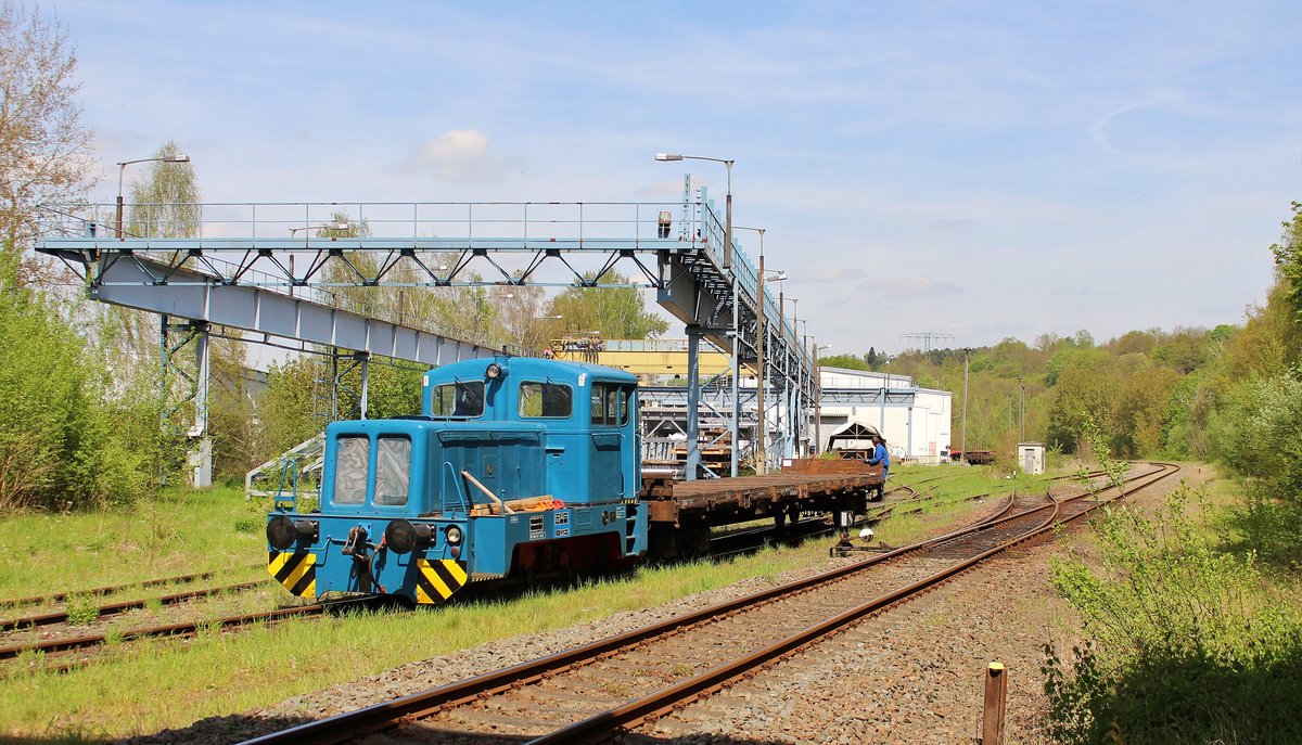 Die V 10 B der Plauen Stahl Technologie GmbH fuhr am 10.05.17 bei schönem Wetter den leeren Stahlwaggon auf die Seite.