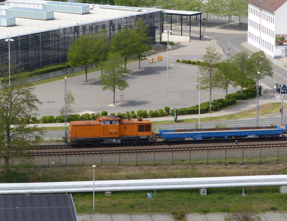 Die V 100 293 023-8 der Pressnitztalbahn (9880 3292 023-8 D-PRESS) mit einem Flachwagenzug am 10.5.2020 in Gera. Am Ende des Zuges fuhr die 346 004-3 (9880 3345 209-1 D-PRESS).