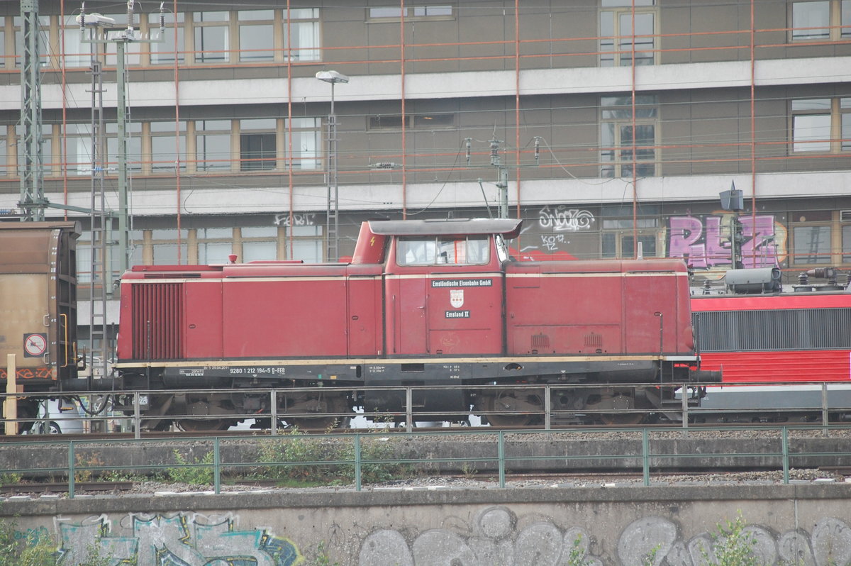 Die V 100 der Emsländischen Eisenbahn GmbH durchfährt mit einem Güterzug den Oldenburger Hauptbahnhof in Richtung Emsland. 3.9.2018