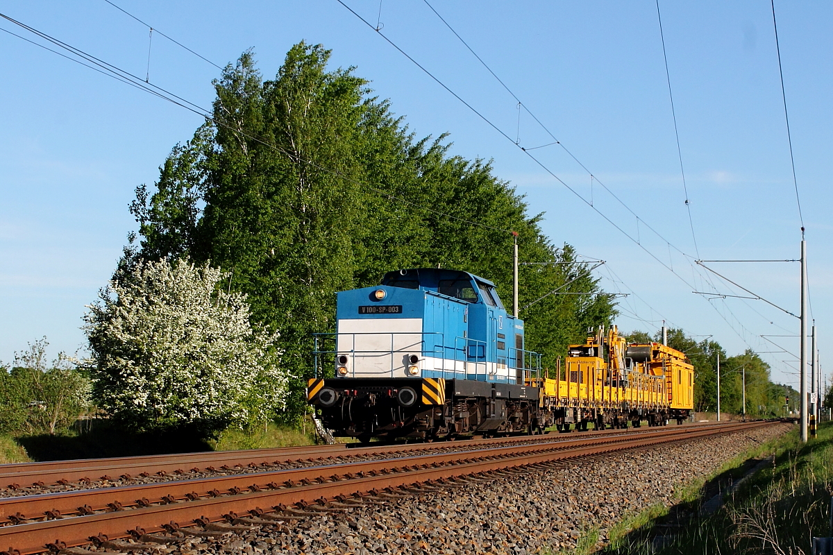 Die V 100-SP-003 der Firma Spitzke (98 80 3202 677-1 D-SLG) mit einem Fahrleitungsmontagezug am 06.05.2018 in Nassenheide.