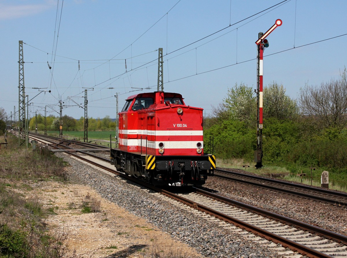 Die V 100.04 am 27.04.2012 unterwegs bei Eggolsheim.