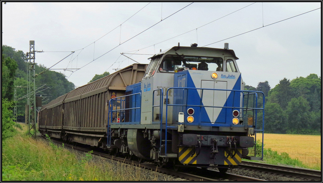Die V 107 der Rurtalbahn ist mit einer Übergabe unterwegs bei Rimburg auf der Kbs 485. Es handelt sich hier um eine Mak/OnRail DH 1004 ,die auf der Basis der ex DB V100 aufgebaut ist.Szenario vom 27.Juni 2015.