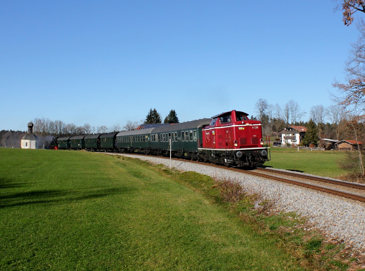 Die V 126 mit einem Sonderzug nach Tegernsee am 06.12.2015 unterwegs bei Schaftlach.