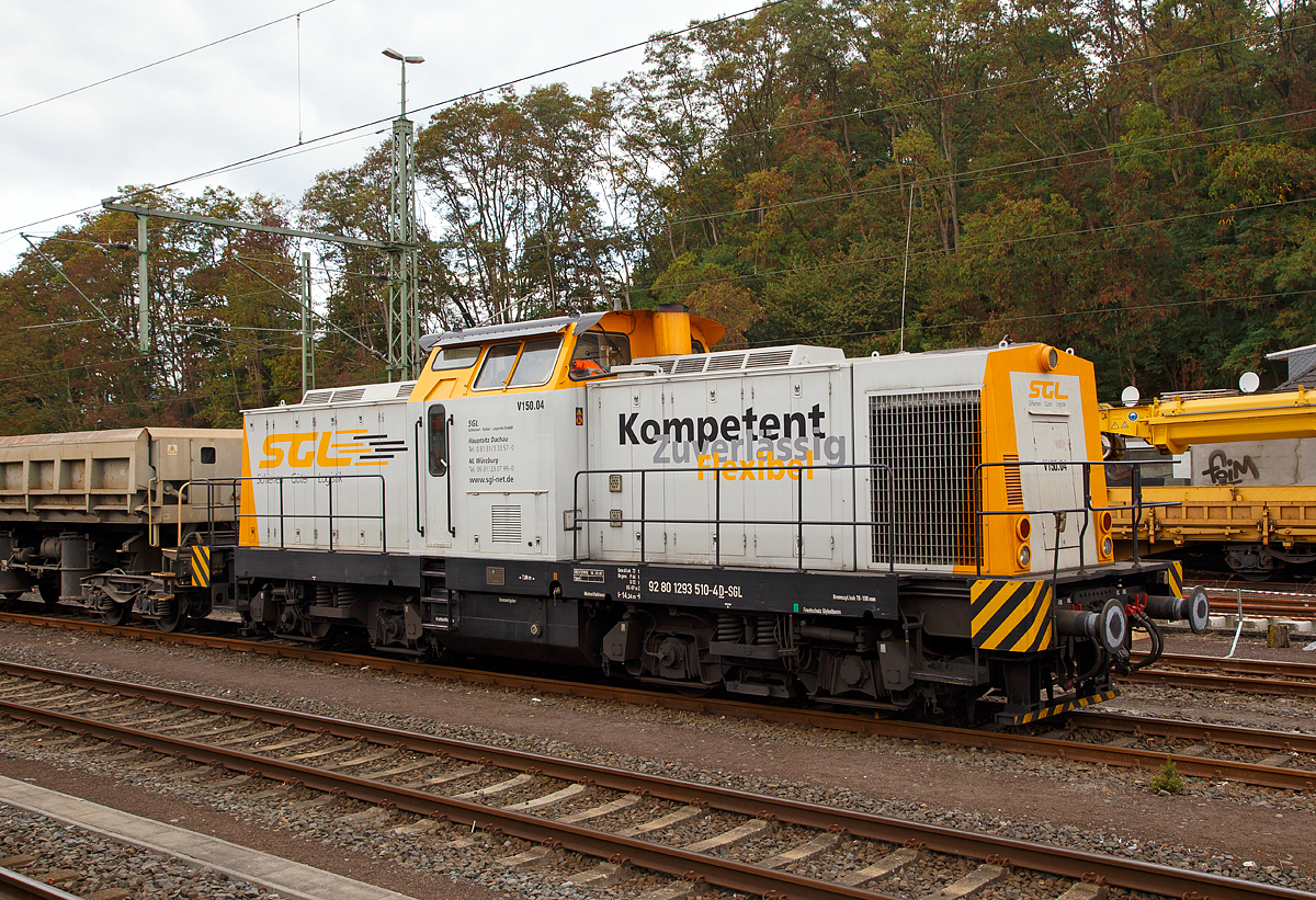 
Die V 150.04 (92 80 1293 510-4 D-SGL) der SGL - Schienen Güter Logistik GmbH steht am 15.09.2018 mit Zweiseitenkippwagen der Gattung Fas im Bahnhof Au (Sieg). 

Die V 100.5 wurde 1983 bei LEW (VEB Lokomotivbau Elektrotechnische Werke „Hans Beimler“, Hennigsdorf) unter der Fabriknummer 17315 gebaut und als 110 966-9 an die DR ausgeliefert, 1992 Umzeichnung in 710 966-3 und 1996 die Ausmusterung bei der DB. 1999 erfolgte ein Umbau gemäß Umbaukonzept BR 293 der ABB Daimler Benz Transportation GmbH bei der Regental Fahrzeugwerkstätten GmbH. 