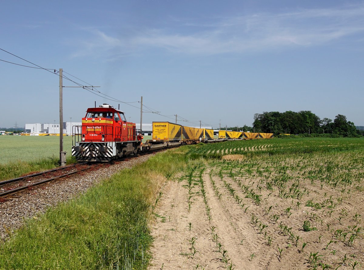 Die V 20 012 mit einem KLV-Zug am 14.06.2019 unterwegs bei Lambach.