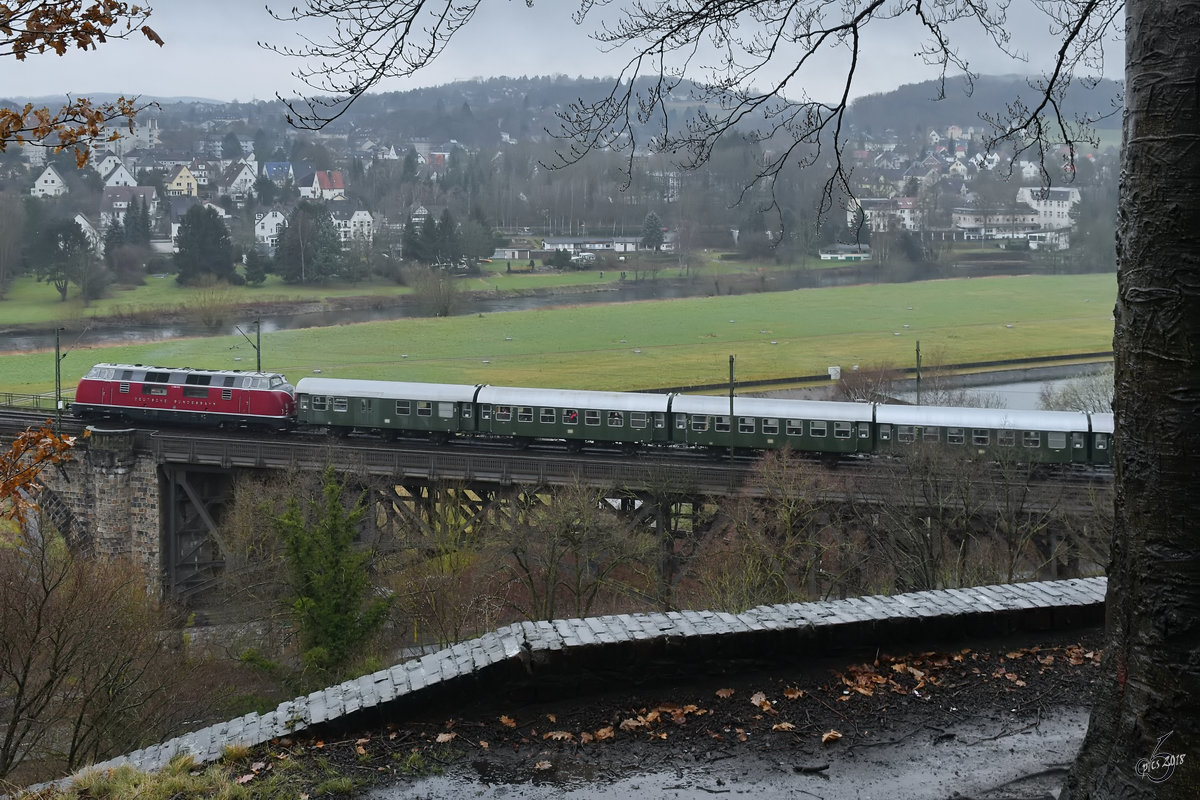 Die V 200 033 befährt am Ostersonntag 2018 das Ruhrtalviadukt in Witten bei herrlichstem Schmuddelwetter.