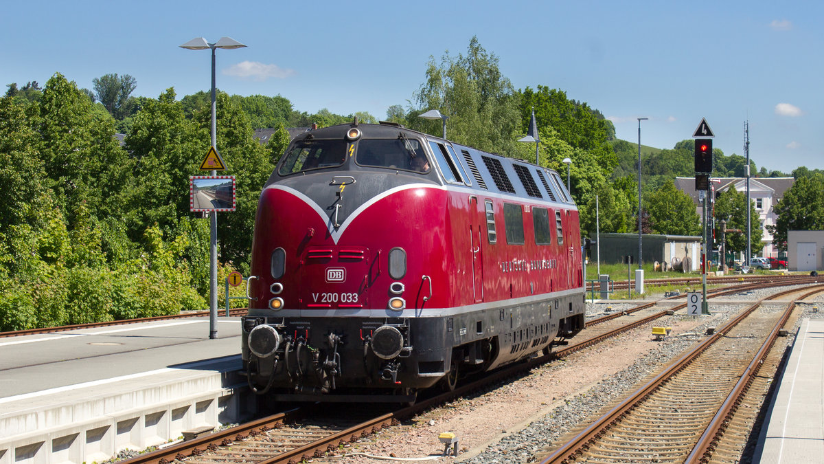 Die V 200 033 war am 27. Mai 2017 zu Gast in Schwarzenberg. Nach der Fotoparade im Bw stand sie nun abgestellt im Bahnhof Schwarzenberg und wartet auf neue Befehle. 