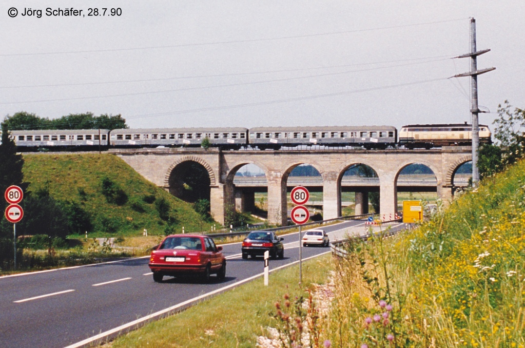 Die V 218 erregte am 28.7.90 mit dem Radltour-Zug des Bayerischen Rundfunks über der Bundesstraße B 466 Aufsehen: Es war es der erste „richtige Zug“, der seit der Einstellung des Personen- und Güterverkehrs 5 Jahre zuvor über das Viadukt fuhr.