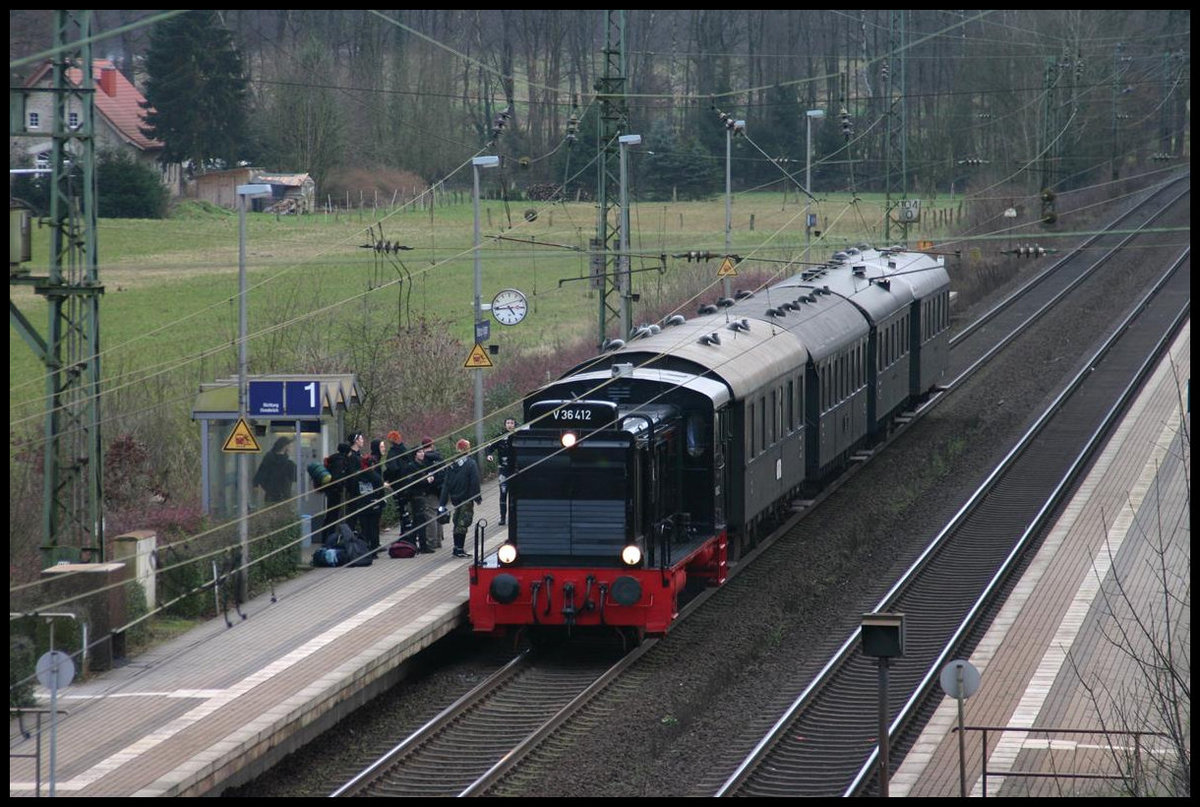 Die V 36412 von Eisenbahn Tradition kam am 3.2.2007 mit einem historischen Personenzug  durch den Bahnhof Natrup Hagen. Der Zug war zum Grünkohlessen nach Westerkappeln unterwegs.
Zum Leidwesen einer jugendlichen Punker Gruppe, die zuvor den vorausfahrenden RB hatte verlassen müssen, hielt dieser Sonderzug aber nicht an. Enttäuscht blieb die Gruppe auf dem Bahnsteig zurück! Stattdessen kam kurze Zeit später die Bundespolizei auf den Bahnsteig.