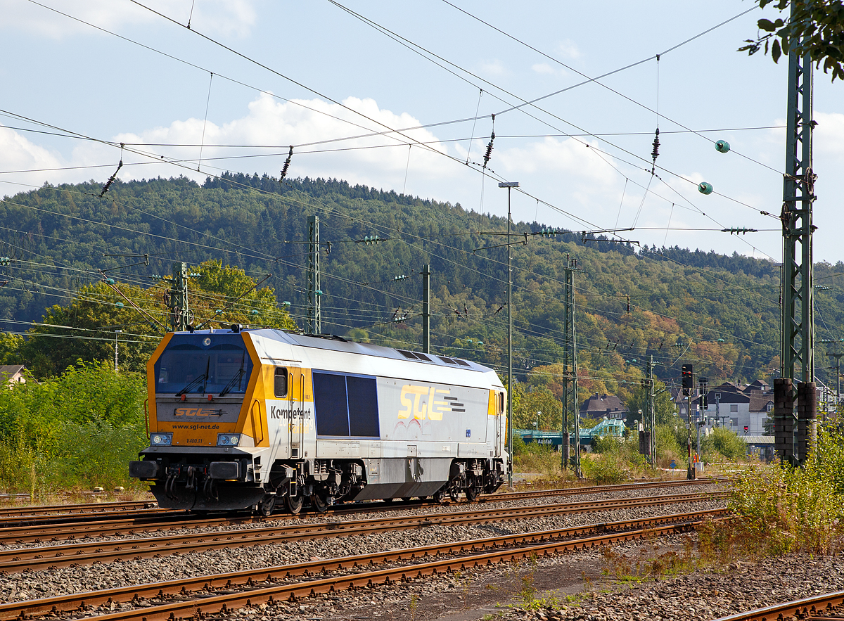 
Die V 400.11 (92 80 1263 002-8 D-SGL), eine Voith Maxima 30CC, der SGL Schienen-Güter-Logistik GmbH, fährt am 10.09.2016 als Lz  durch Betzdorf/Sieg in Richtung Köln.

Die Voith Maxima 30 CC wurde 2009 von Voith in Kiel unter der Fabriknummer L06-30002 gebaut, die erste Zeit fuhr sie als Mietlok der Voith Turbo Lokomotivtechnik GmbH & Co. KG (92 80 1263 002-8 D-VTLT), bis sie 2011 an die SGL verkauft wurde.