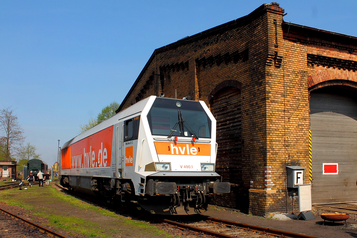 Die V 490.1 (92 80 1264 004-3 D-HVLE) beim Frühlingsfest in Berlin-Schöneweide am 21.04.2018.
Die Maschine wurde 2008 unter der Fabriknummer L 06-40004 bei Voith gefertigt.
