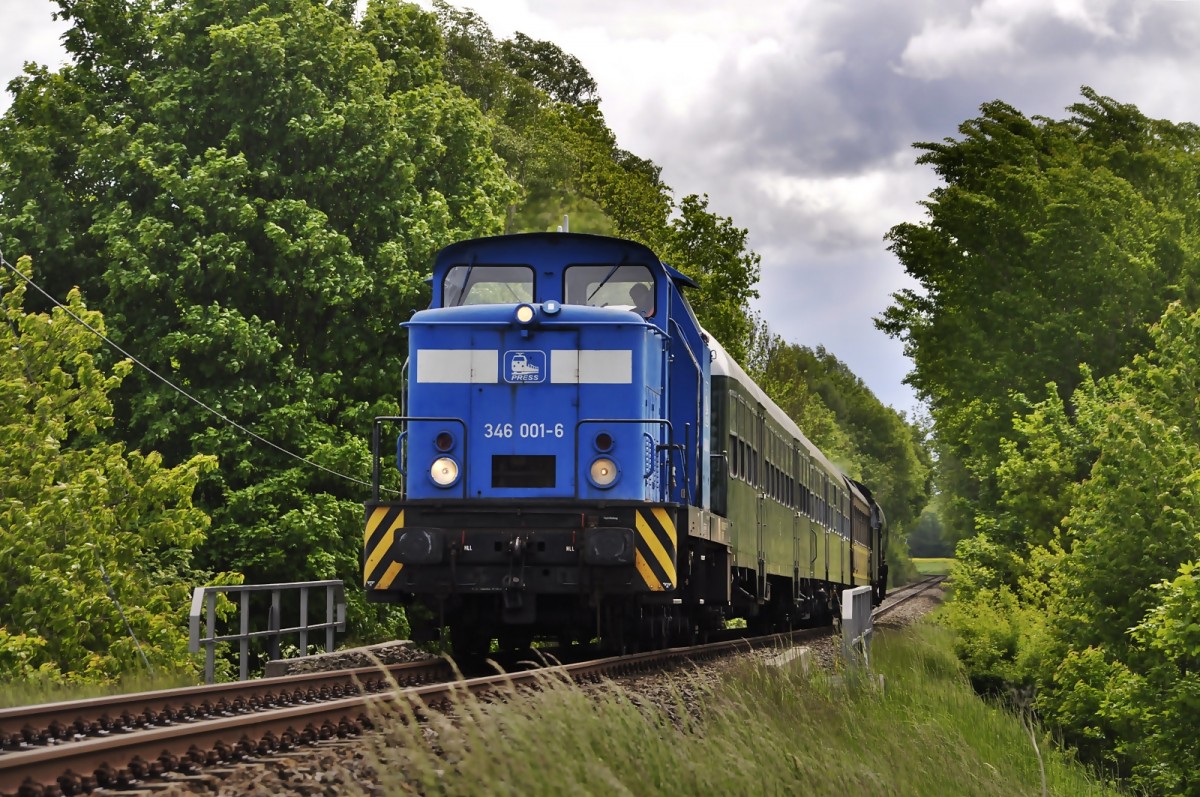 die V 60 macht die Ersatz für den Pendelzug zwischen Putbus und Bergen zum Bahnhofsfest  125 Jahre Rasender Roland  am 30.05.2015