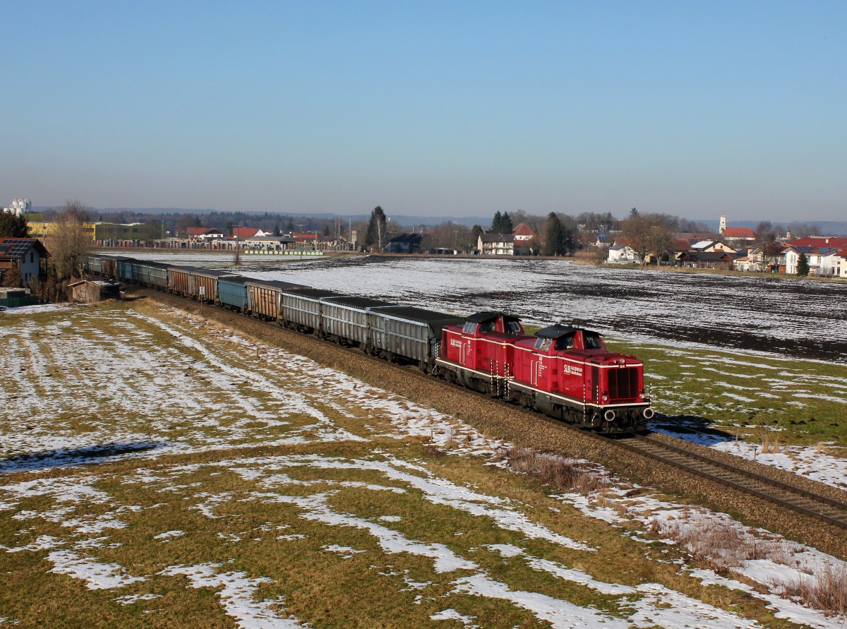 Die V 84 und die V 83 mit einem Kokszug am 20.02.2015 unterwegs bei Tüßling.