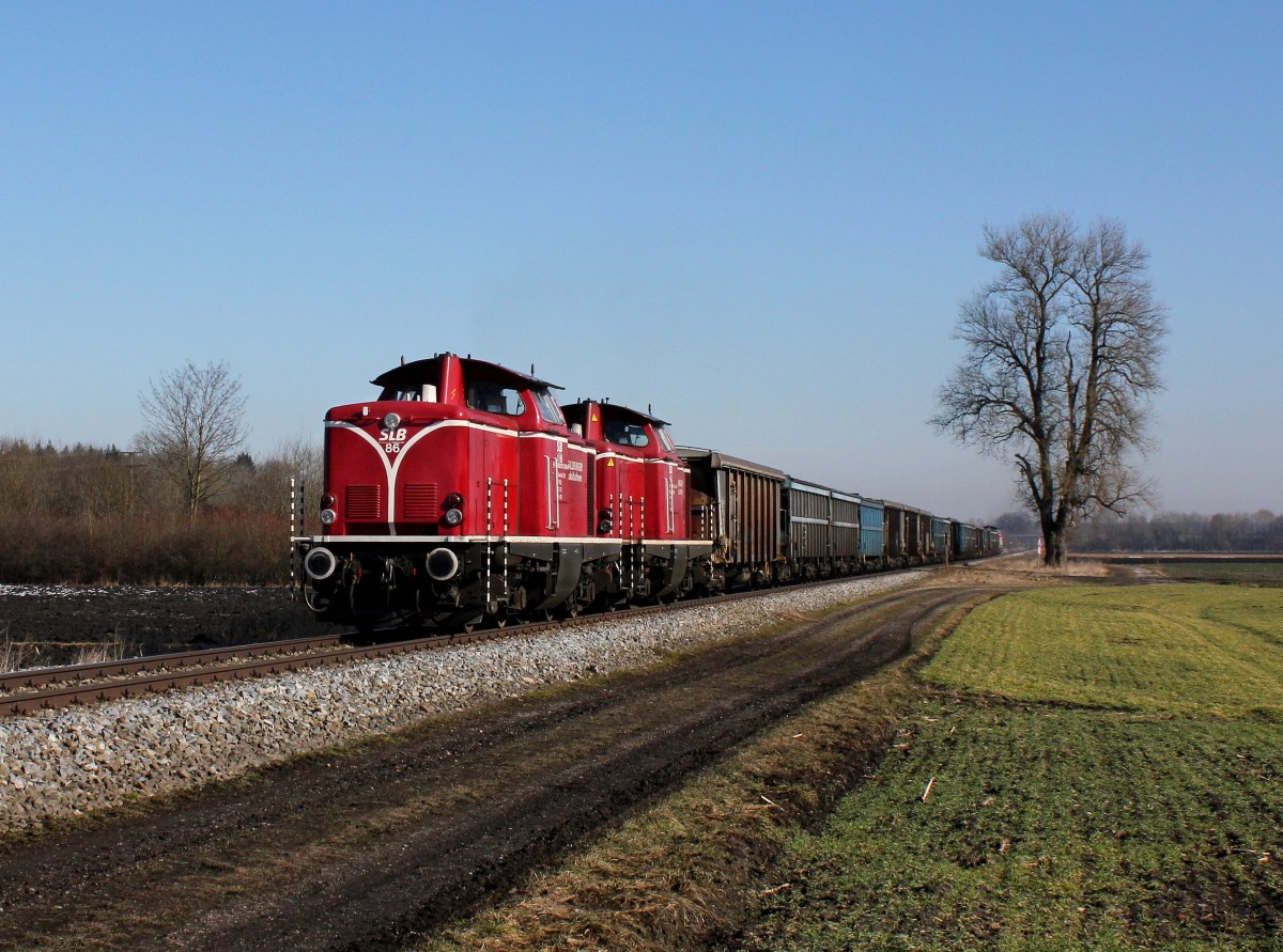 Die V 86 und die V 85 mit einem Kokszug am 20.02.2015 unterwegs bei Altötting.