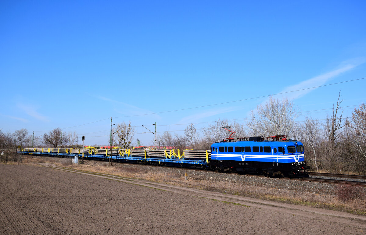 Die V-HÍD 431 310 (ex. MÁV V43 1310) mit einem Betonbodenzug aus Almásfüzítő in Richtung Budapest kurz vor Tata.
12.03.2022.