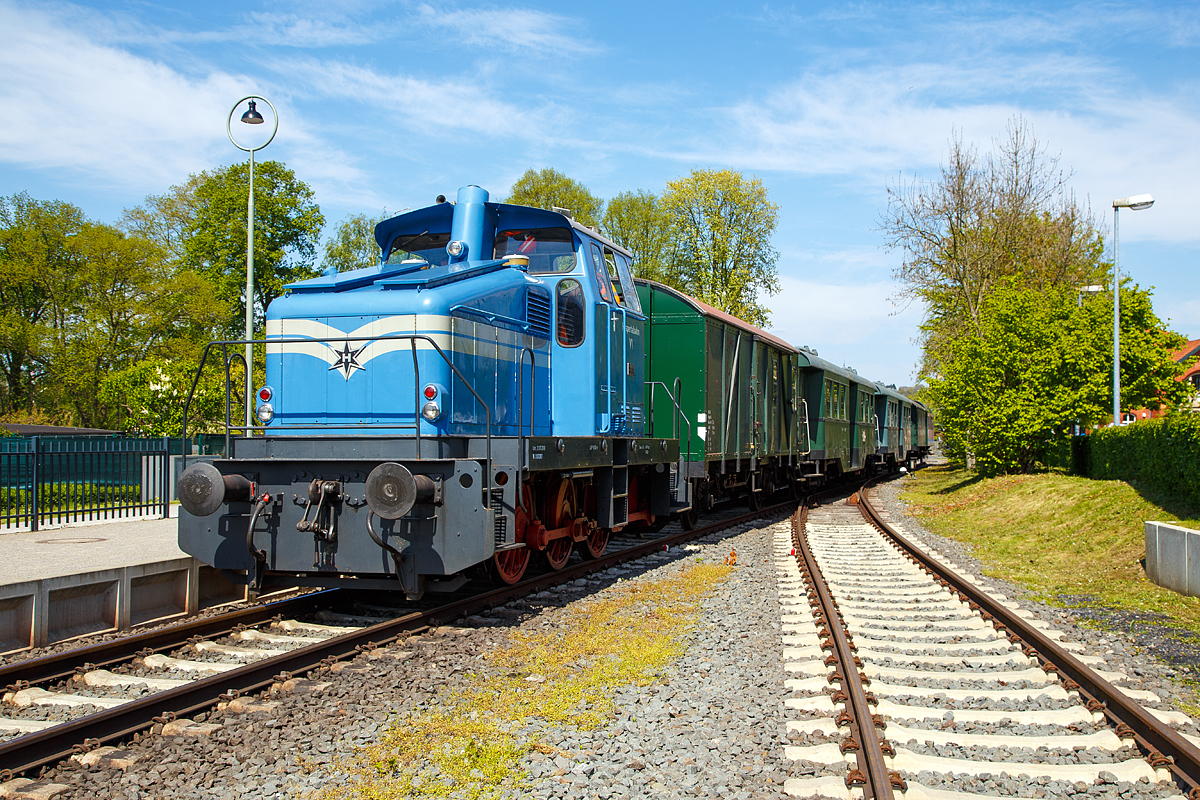 
Die V1 der Hespertalbahn e. V., eine Henschel DH 360 Ca (Fabriknummer 30321, BJ 1961) steht am 30.April 2017 mit dem Museumszug im Essen-Kupferdreh zur Abfahrt bereit. Aufnahme vom Bahnübergang aus, zudem reine Museumsbahn.

Die Standardisierte Werksbahn-Diesellok ist eine Henschel vom Typ DH 360 Ca der Bauart C-dh. Sie wurde 1961 von Henschel in Kassel unter der Fabriknummer 30321 gebaut und als  535 229  an die RWK - Rheinisch-Westfälische Kalkwerke AG in Wuppertal-Dornap geliefert. 2004 ging sie an die Hespertalbahn, da sie einen Motorschaden hatte wurde sie 2006 erhielt sie eine Remotorisierung mit 500 PS-Mercedes-Benz-Motor vom Typ MB 836 Bb (wie eine Henschel DH 500 Ca).

Die Lokomotive Henschel DH 360 Ca ist eine dreiachsige dieselhydraulische Lokomotive die von den Henschel-Werken gebaut wurde. Sie war für den Einsatz im Rangierdienst vorgesehen. Die Achsfolge der Henschel DH 360 Ca ist C. Die Lok gehört zur sogenannten dritten Generation der Henschel-Loks. Die Loks dieser Baureihe wurden mittels Kuppelstange angetrieben.

Die Henschel DH 360 Ca wurde zwischen 1958 und 1964 in 18 Exemplaren gebaut. Davon gingen allein sechs Loks an die Dortmund-Hörder Hüttenunion AG. Zwei Loks wurden in die Schweiz und eine nach Spanien geliefert.

Technische Daten (Urzustand):
Gebaute Anzahl: 18
Spurweite: 1435 mm (Normalspur)
Achsformel: C
Lokgewicht: 43 t
Länge über Puffer: 8.300 mm
Fester Radstand: 3.000 mm
Kleinster bef. Halbmesser: 50 m
Höchstgeschwindigkeit: 30 km/h / 60 km/h
Installierte Leistung: 265 kW (360 PS)
Motorentyp: Henschel 12 V 1416
Motorbauart: 12 Zylinder- Henschel-Dieselmotor 12 V 1416, ohne Aufladung
Leistungsübertragung: hydraulisch
Getriebe: Voith L 37 U

Daten neuer Motor (2006):
Mercedes-Benz 6 Zylinder-Viertakt-Reihenmotor mit Abgas-Aufladung vom Typ MB 836 Bb
Leistung: 368 kW (500 PS)
Nenndrehzahl: 1.500/min