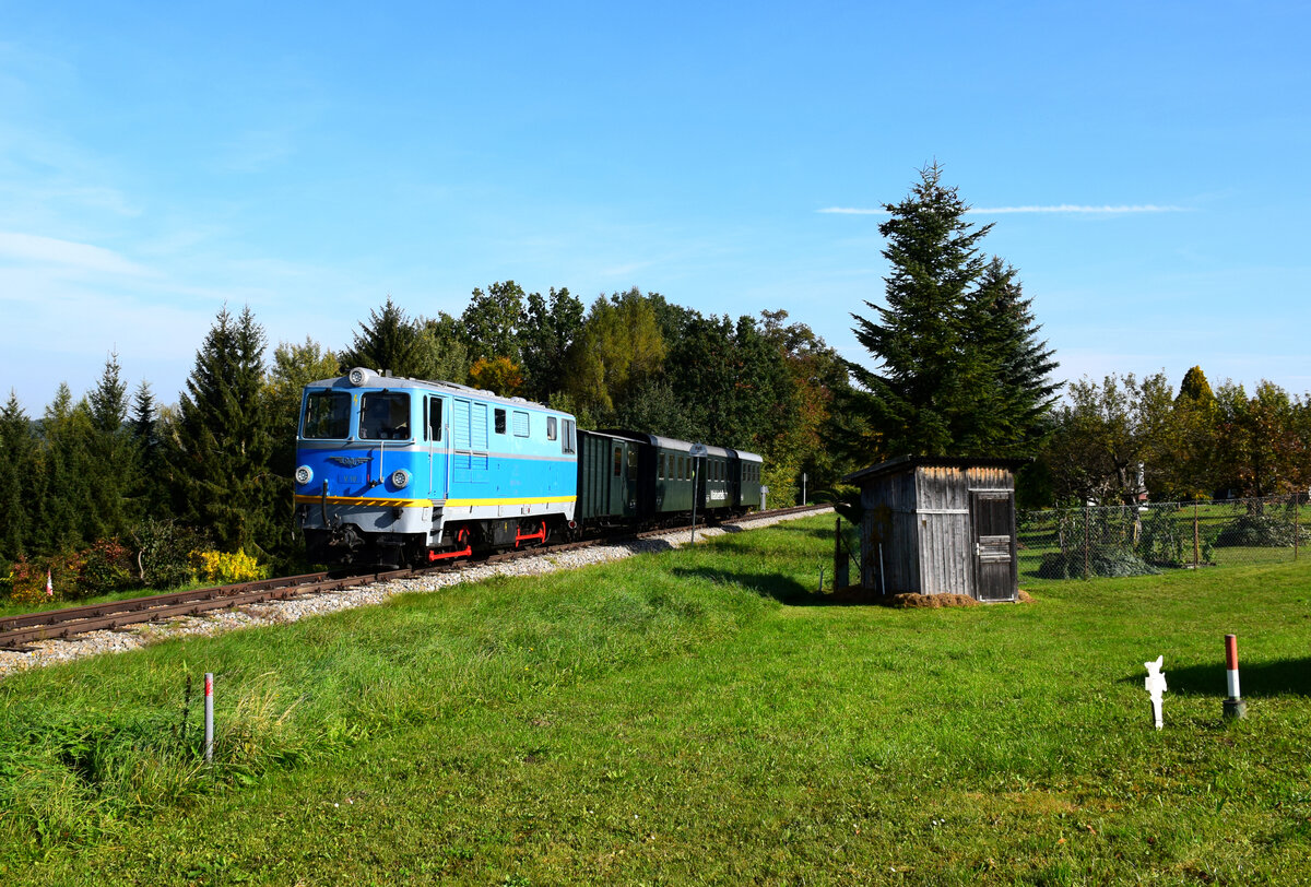 Die V10 (ex. ÖBB 2095.010) mit ihrem Sonderzug von Gmünd kurz vor der Einfahrt in Bf. Weitra.
Die blauer Lok war als Gastlok von der Mariazellerbahn.
Weitra, 08.10.2022.