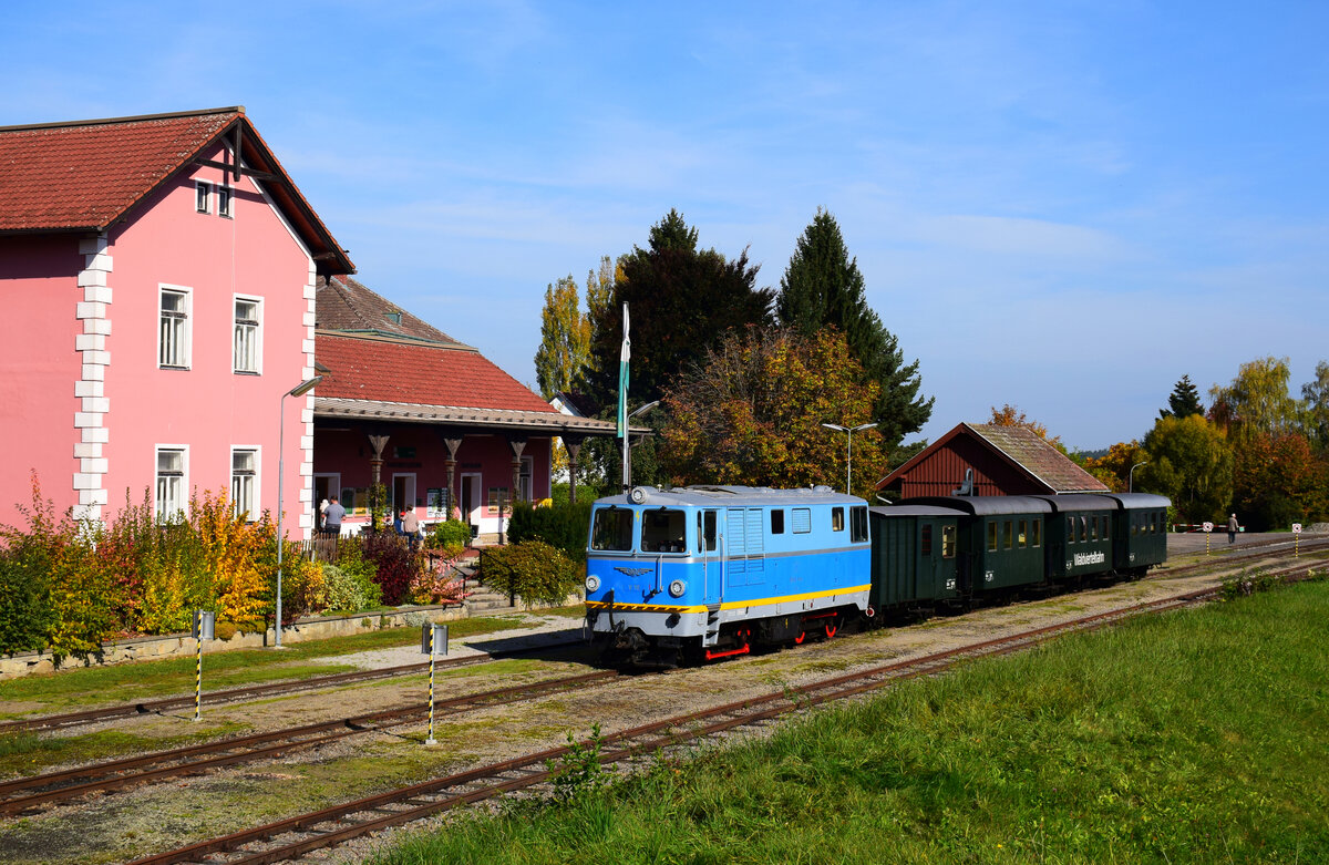 Die V10 (ex. ÖBB 2095.10) mit ihrem Sonderzug in Bf. Weitra.
08.10.2022.