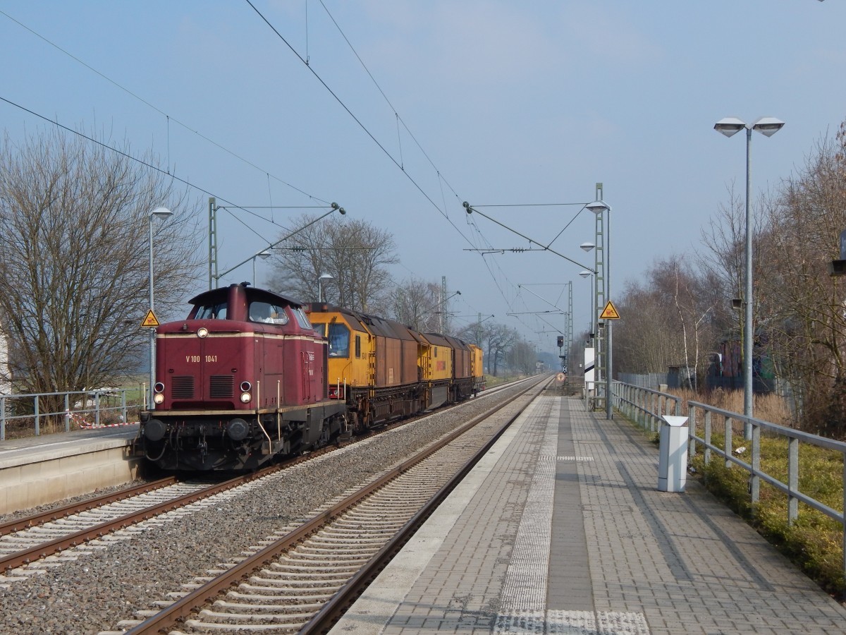 DIe V100 1041 zog am 11.3 einen Schleifzug als DGV75677
Bochum Langendreer Lgf - Aachen Rothe Erde Gbf durch Anrath.

Anrath 11.03.2016
