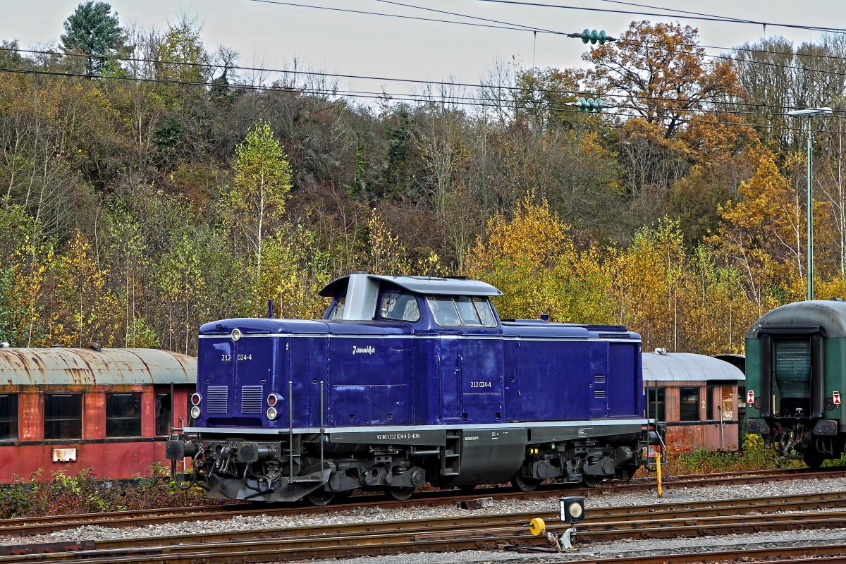 Die V100 212 024-4  Jannika  präsentiert sich neu in einem wunderbar dunkelblauem Lackkleid am Bf Rottweil.
Letztmals fand ich ein Bild bei BB von Ulrich Slowig vom 15.Februar 2014,da war sie noch in rot weiss in Dresden unterwegs war.Bild vom 9.11.2014