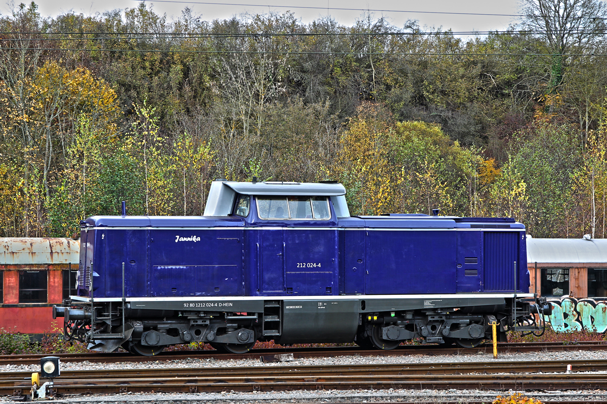 Die V100 212 024-4  Jannika  präsentiert sich im Bf Rottweil in neuem wunderbar schönem Dunkelblau,letzte Bilder von Ihr auf BB zeigen sie in rot weiss am 15.Februar 2014 in Dresden,festgehalten von Ulrich Slowig.Bild vom 9.11.2014 