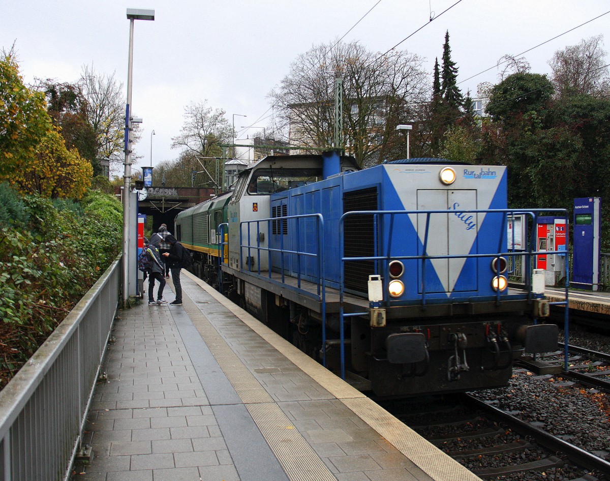 Die V105 und die PB18 beide von der Rurtalbahn kommen als Lokzug aus Richtung Stolberg-Rheinland,Eilendorf,Aachen-Rothe Erde,Aachen-Hbf und fahren durch Aachen-Schanz in Richtung Aachen-West. 
Bei Regenwetter am Nachmittag vom 16.11.2015.