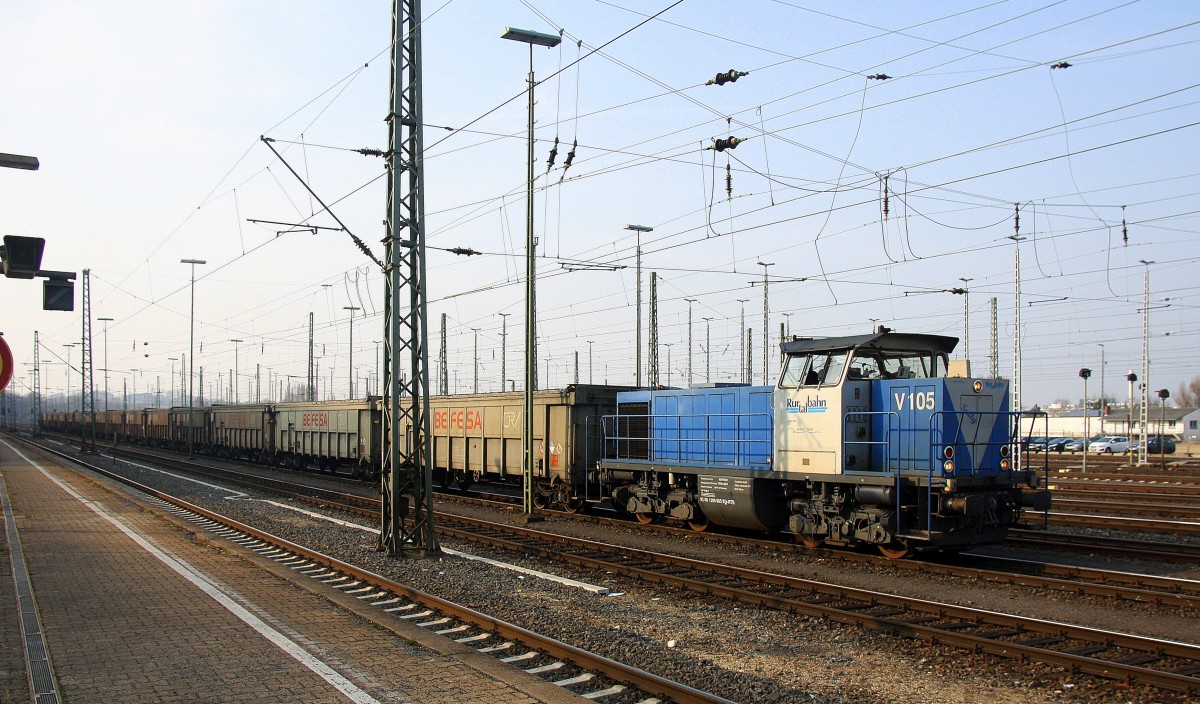 Die V105  Sally  von der Rurtalbahn fährt mit viel Qualm mit einem kurzen Bleizug aus Antwerpen-Lillo(B) nach Stolberg-Hammer bei der Ausfahrt in Aachen-West und fährt in Richtung Aachen-Schanz,Aachen-Hbf,Aachen-Rothe-Erde,Stolberg-Hbf(Rheinland).
Aufgenommen vom Bahnsteig in Aachen-West bei schönem Frühlingswetter am Nachmittag vom 16.3.2015. 