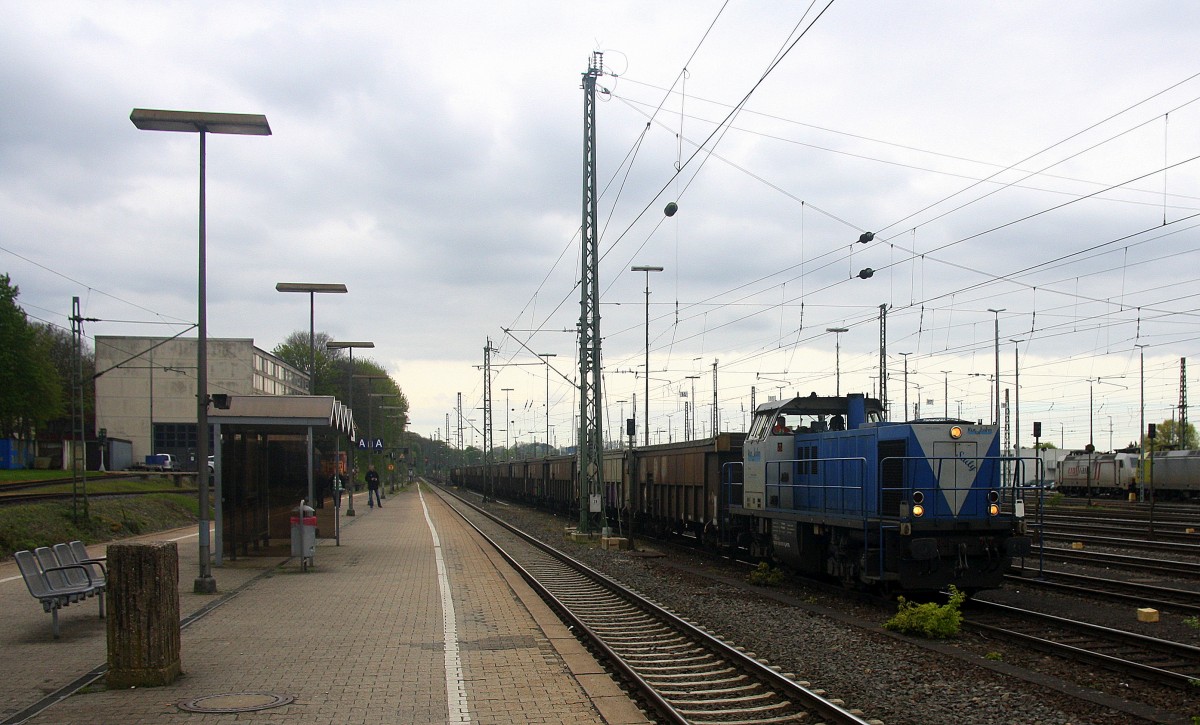 Die V105  Sally  von der Rurtalbahn fährt mit viel Qualm mit einem kurzen Bleizug aus Antwerpen-Lillo(B) nach Stolberg-Hammer bei der Ausfahrt in Aachen-West und fährt in Richtung Aachen-Schanz,Aachen-Hbf,Aachen-Rothe-Erde,Stolberg-Hbf(Rheinland). 
Aufgenommen vom Bahnsteig in Aachen-West bei Sonne und Regenwolken am Nachmittag vom 27.4.2015.